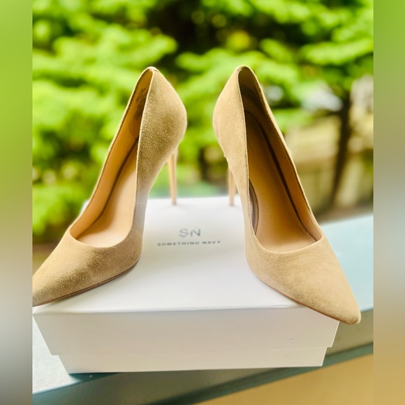 Taupe Suede heels size 7.5 - Picture 6 of 6